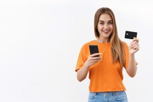 Vamos Fazer Algumas Compras Online Retrato De Uma Alegre Menina Loira Sentada Na Covid 19 De Auto Quarentena E Pagando A Entrega De Comida Usando Cartao De Credito E Telefone Celular 176420 33357